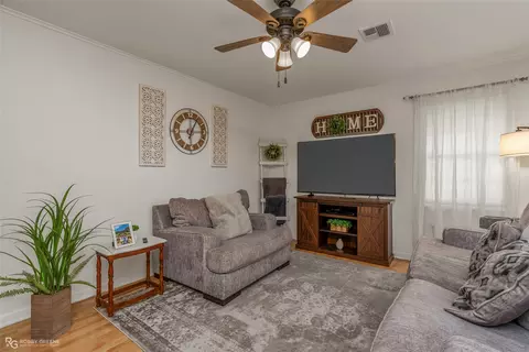 Living - 706 Claiborne St, Minden, LA 71055 photo 2 of 3