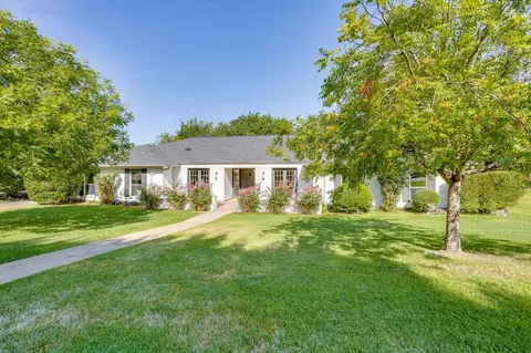 28 Bounty Rd W, Benbrook, TX 76132
