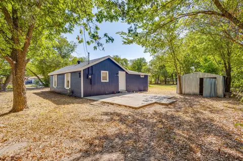 Exterior - 407 Ada St, Cleburne, TX 76031 photo 6 of 9