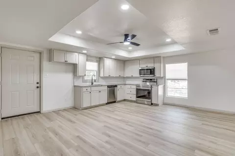 Living - 407 Ada St, Cleburne, TX 76031 photo 11 of 12