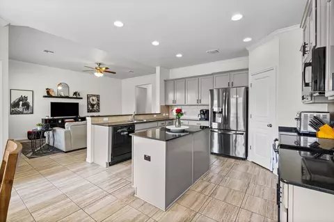Kitchen - 815 Cross Dr, Temple, TX 76502 photo 5 of 6