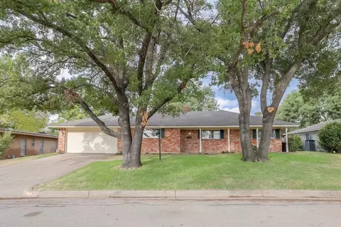 6805 Valhalla Rd, Fort Worth, TX 76116