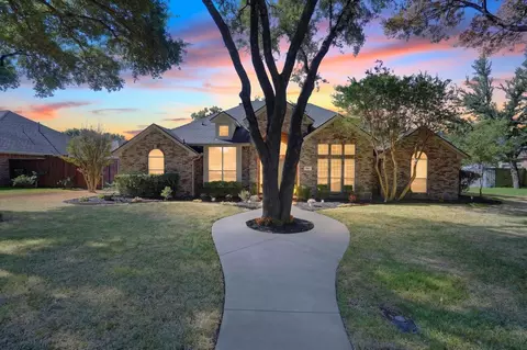 106 Hummingbird Ln, Red Oak, TX 75154