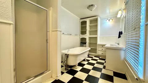 Bath - 205 Davidson Dr, Terrell, TX 75160 photo 1 of 3