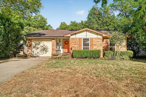 209 S Scott St, Burleson, TX 76028
