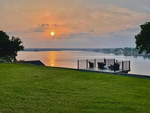 400 W Atchley Dr, Granbury, TX 76048