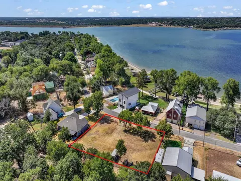 1518 E Lake Dr, Weatherford, TX 76087