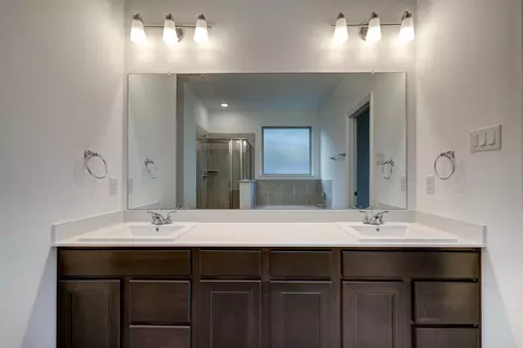 Bath - 3112 Hawkview Dr, Cleburne, TX 76031 photo 4 of 6