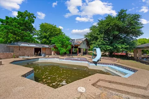 Exterior - 135 E Pleasant Run Rd, Cedar Hill, TX 75104 photo 5 of 6