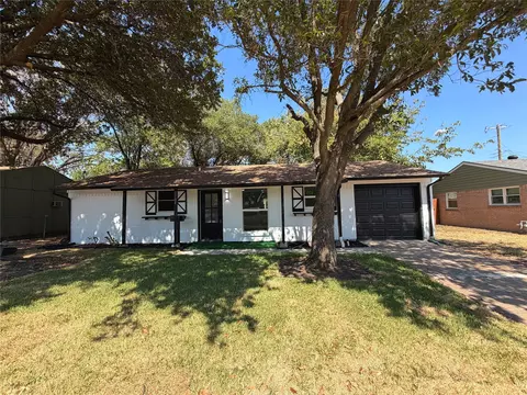 708 SW Southridge Dr, Burleson, TX 76028