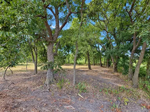 82 10th St, Honey Grove, TX 75446