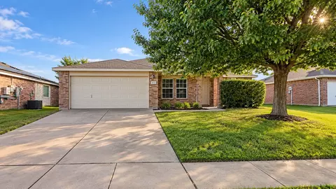 613 Redwing Dr, Saginaw, TX 76131