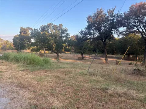919 E Morgan St, Denison, TX 75021 photo 2