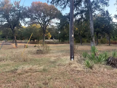 919 E Morgan St, Denison, TX 75021 photo 3