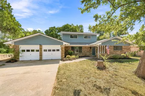 924 Wade Dr, Bedford, TX 76022