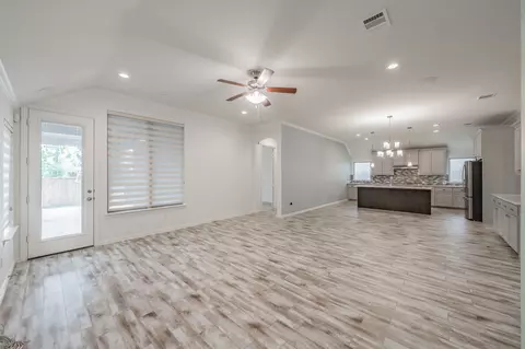 612 Rawlins Ln, Fort Worth, TX 76131