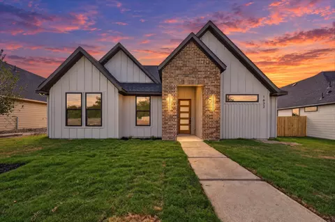 1632 W Wintergreen Rd, Lancaster, TX 75134