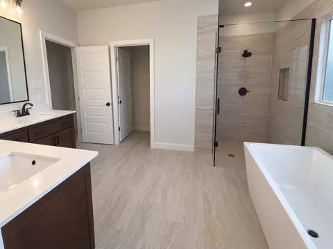 Bath - 421 Mcalpine Dr, Springtown, TX 76082 photo 2 of 4