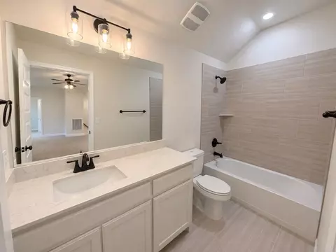 Bath - 421 Mcalpine Dr, Springtown, TX 76082 photo 3 of 4