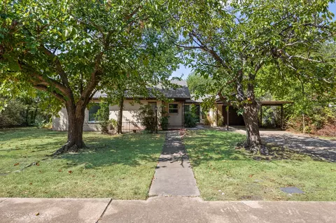 1606 N Woods St, Sherman, TX 75092