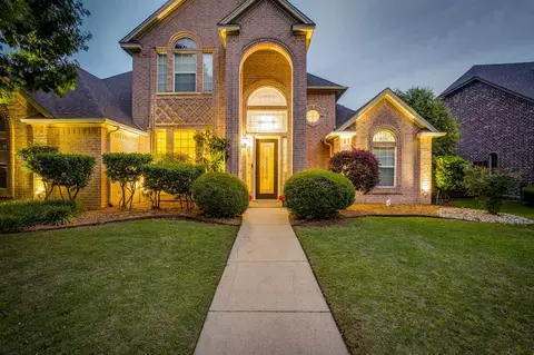912 Thomas Crossing Dr, Burleson, TX 76028