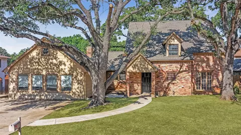 813 Chaparral Ct, Bedford, TX 76022