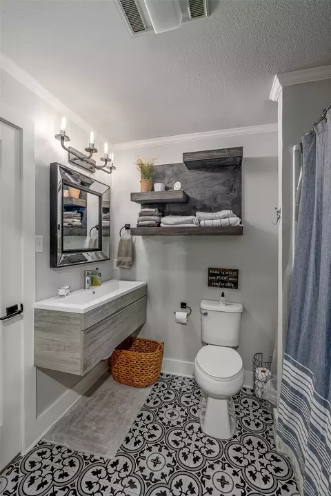 Bath - 128 Knott Dr, Many, LA 71449 photo 5 of 6