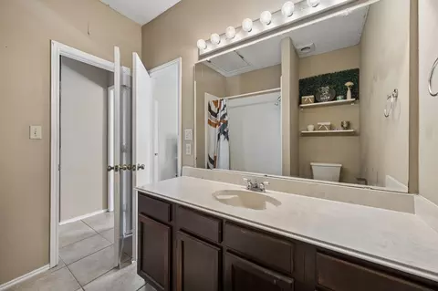 Bath - 2906 Northrope St, Euless, TX 76039 photo 2 of 4