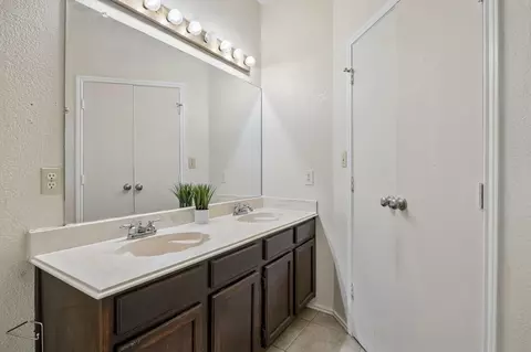 Bath - 2906 Northrope St, Euless, TX 76039 photo 3 of 4