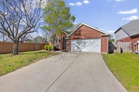 814 Lake Bluff Dr, Lake Dallas, TX 75065