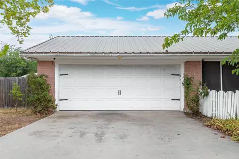 Exterior - 900 E Fitzgerald St, Bangs, TX 76823 photo 3 of 16