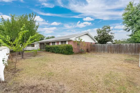 Exterior - 900 E Fitzgerald St, Bangs, TX 76823 photo 5 of 16