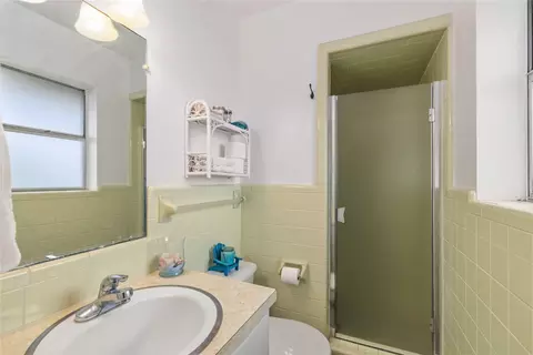 Bath - 900 E Fitzgerald St, Bangs, TX 76823 photo 3 of 3