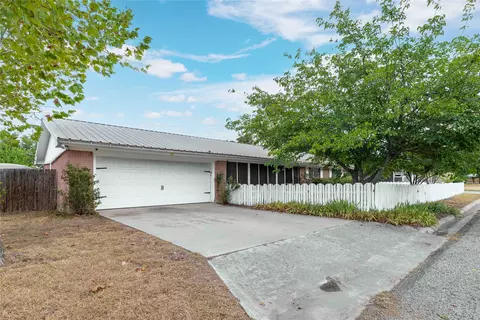 Exterior - 900 E Fitzgerald St, Bangs, TX 76823 photo 4 of 16