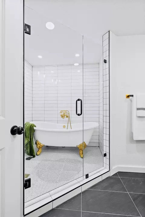 Bath - 504 N Main St, Mcgregor, TX 76657 photo 4 of 8