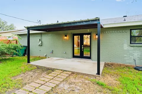Exterior - 504 N Main St, Mcgregor, TX 76657 photo 6 of 10