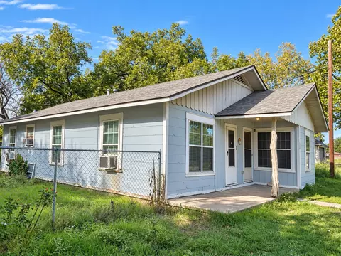 105 N Hubbard St, Alvord, TX 76225