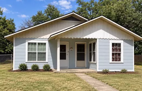 105 N Hubbard St, Alvord, TX 76225