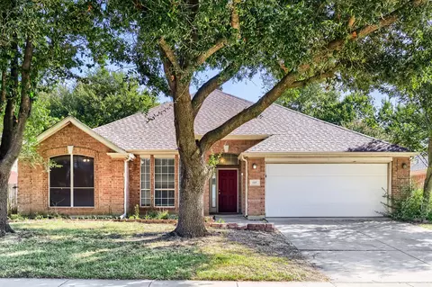 605 Oakbrook Dr, Burleson, TX 76028