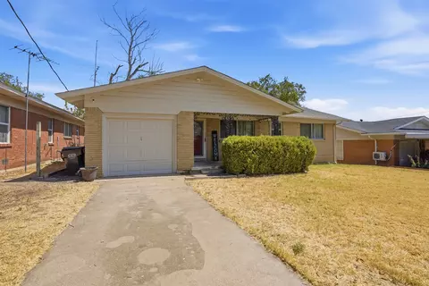 4304 Hodgkins Rd, Lake Worth, TX 76135