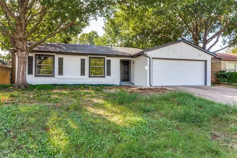 545 Panay Way Dr, Fort Worth, TX 76108