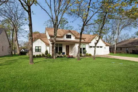 Exterior - 207 Colonial Dr, Mabank, TX 75156 photo 4 of 10