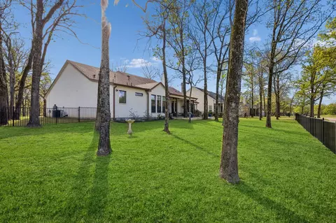 Exterior - 207 Colonial Dr, Mabank, TX 75156 photo 8 of 10