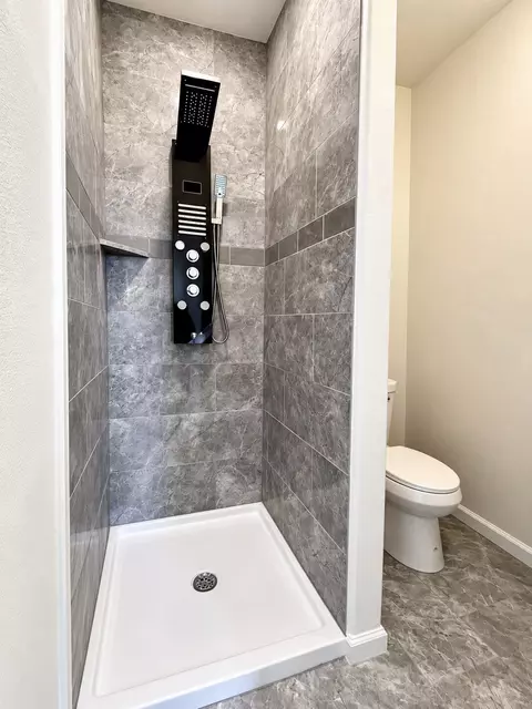 Bath - 309 E Pine St, Jacksboro, TX 76458 photo 1 of 2