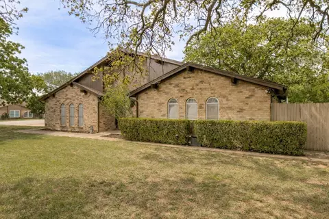 6917 Smithfield Rd, North Richland Hills, TX 76182