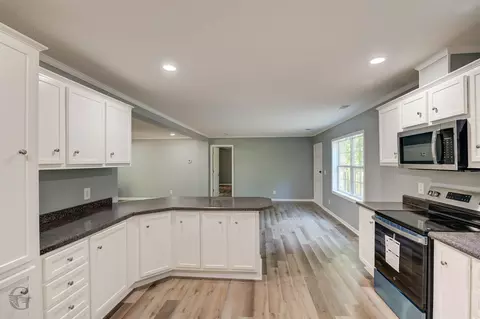 Kitchen - 818 E Palmetto Ave, Plain Dealing, LA 71064 photo 3 of 3