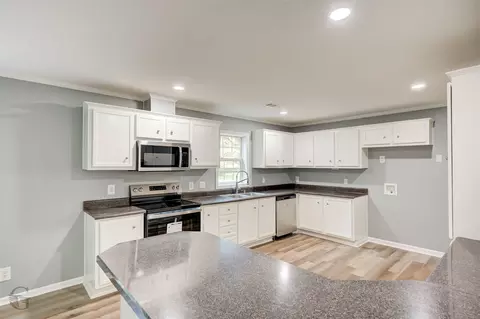Kitchen - 818 E Palmetto Ave, Plain Dealing, LA 71064 photo 2 of 3