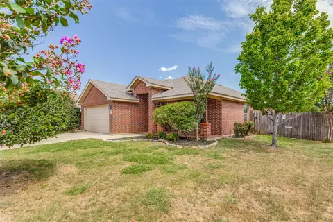 417 Brookhollow Ln, Saginaw, TX 76131