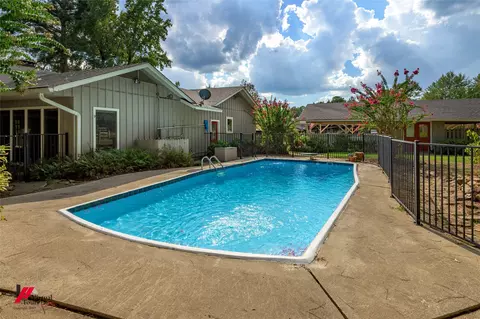 Exterior - 1014 Janice Dr, Springhill, LA 71075 photo 8 of 10