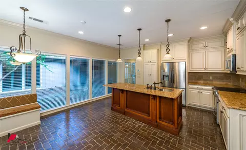 Kitchen - 1014 Janice Dr, Springhill, LA 71075 photo 4 of 7